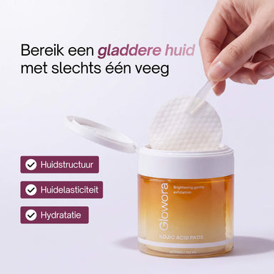 Hand pakt een pad uit de geopende pot Kojic Acid Pads, met huidvoordelen