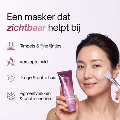 Vrouw brengt Collageen Wrapping Masker aan met kwast, met huidproblemen waarbij het masker helpt