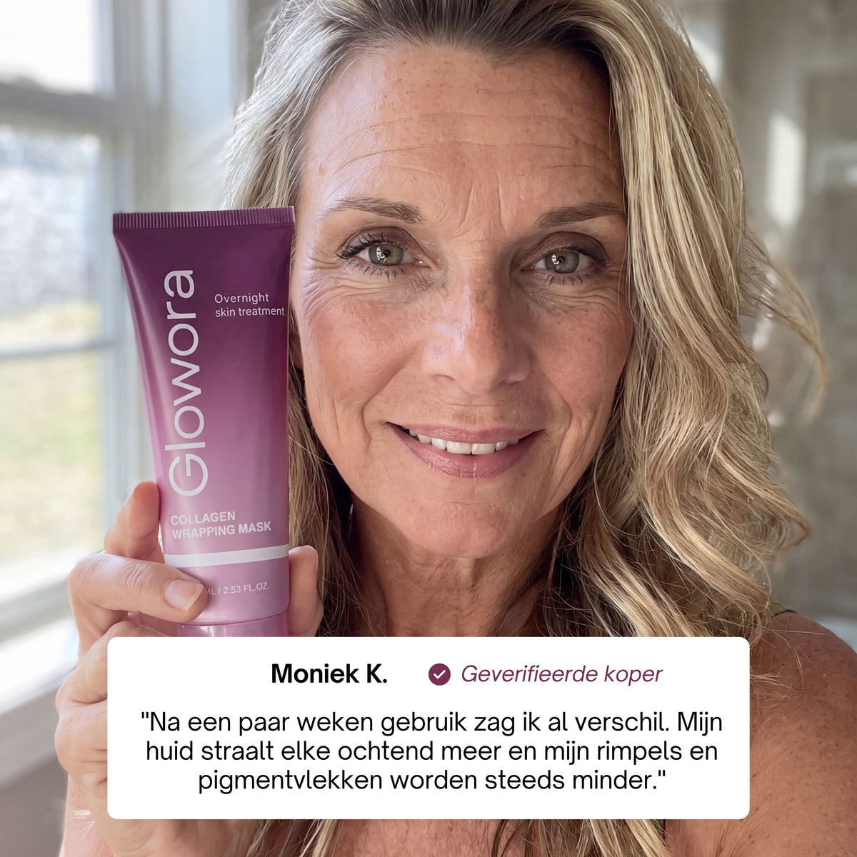 Glimlachende vrouw houdt het Collageen Wrapping Masker vast naast een klantreview