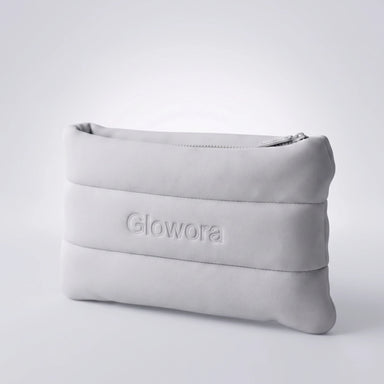 Lichtgrijze gewatteerde Glowora Ritual Pouch met rits en reliëflogo
